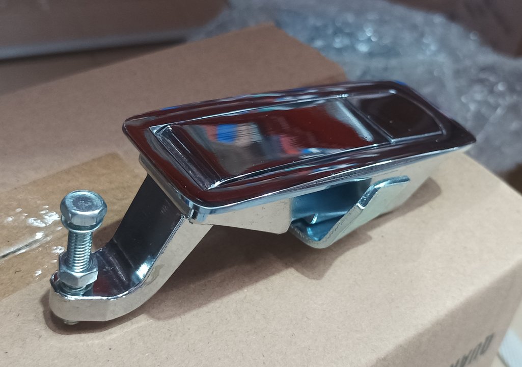 A small chrome-plated metal compression lock with a grip range of 1-24mm, displayed on a brown surface.